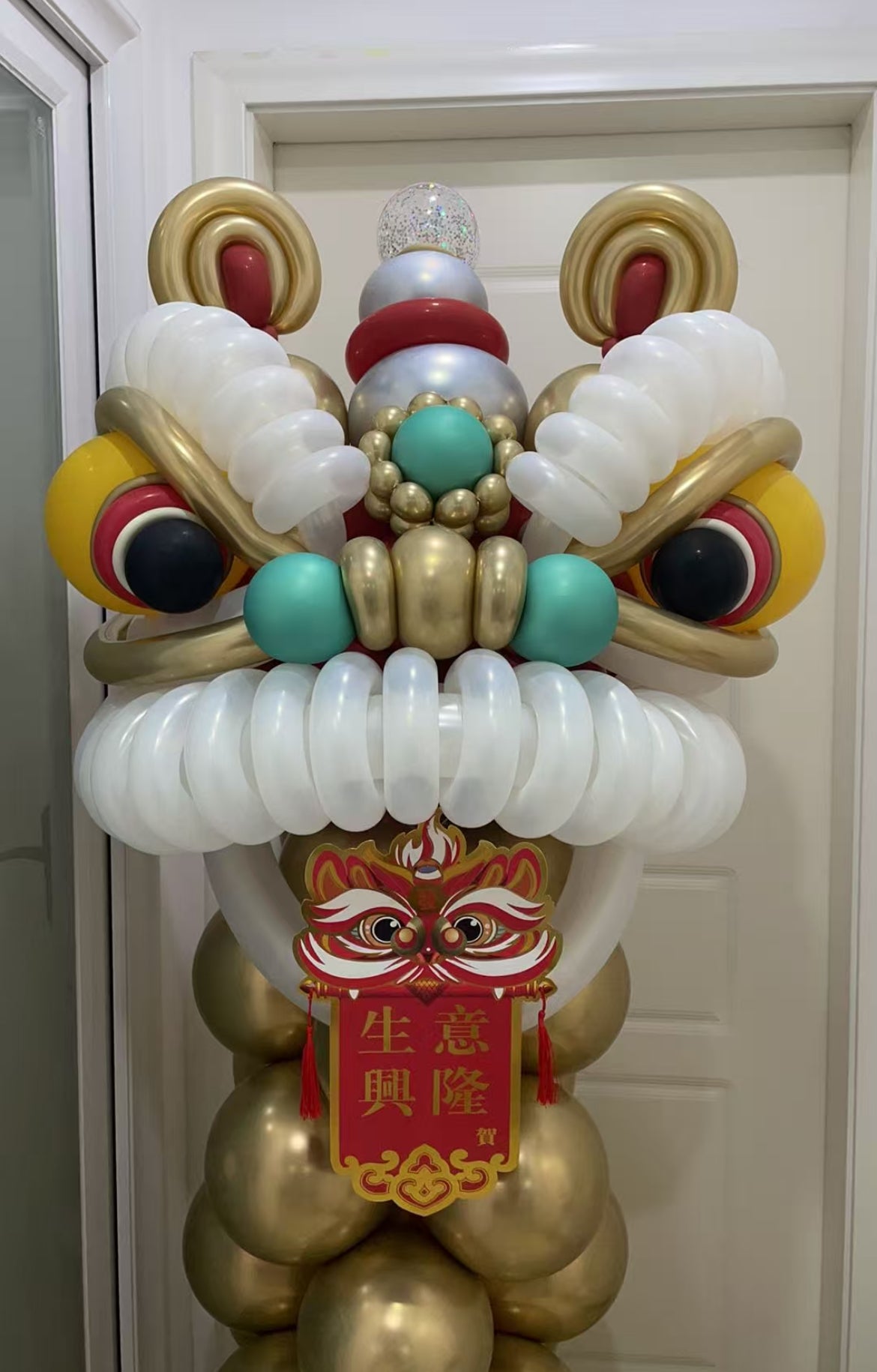 Platinum series balloon lion awakening to celebrate the opening