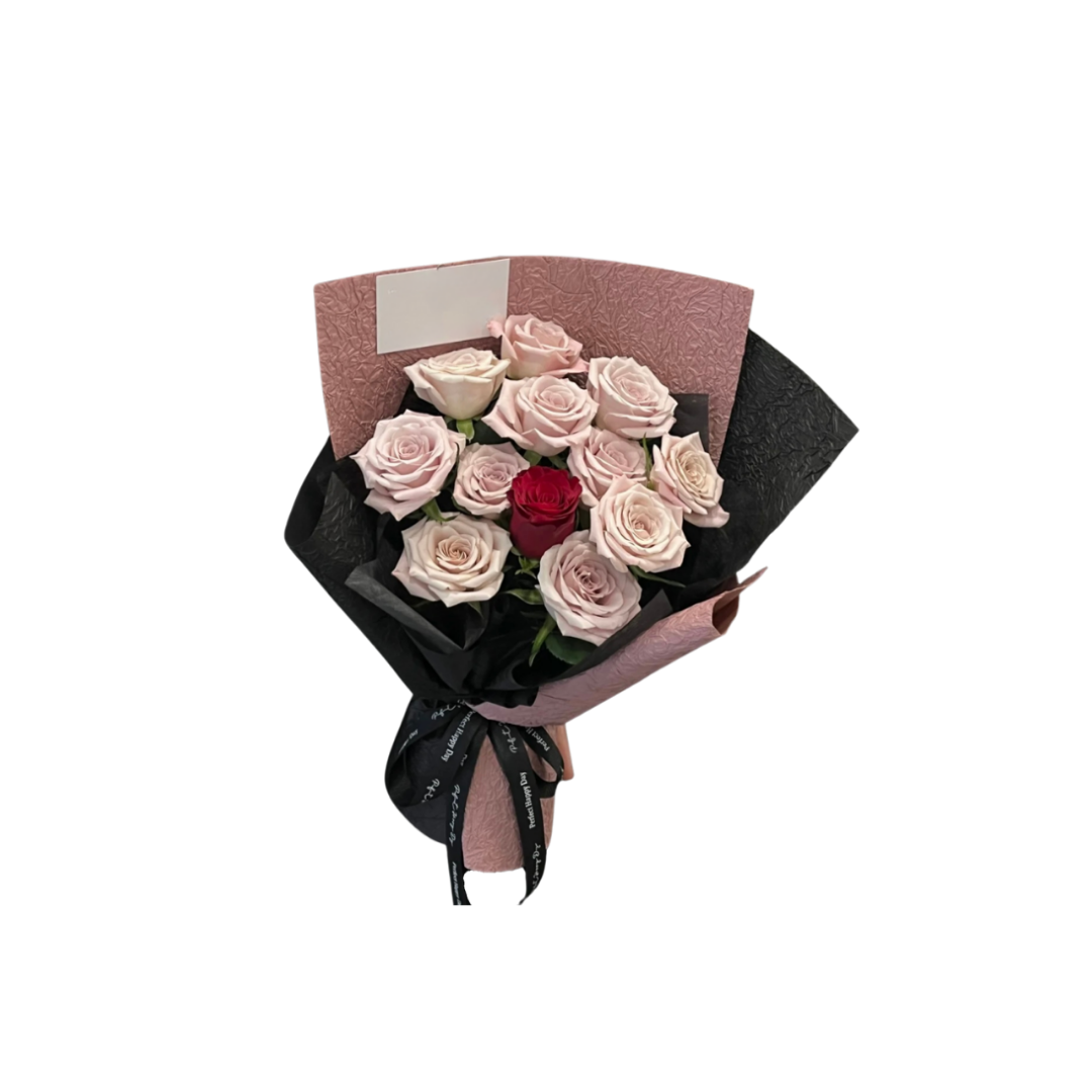 鮮花花束 - 粉紅與紅玫瑰 - 12枝 (粉黑壓紋花紙)