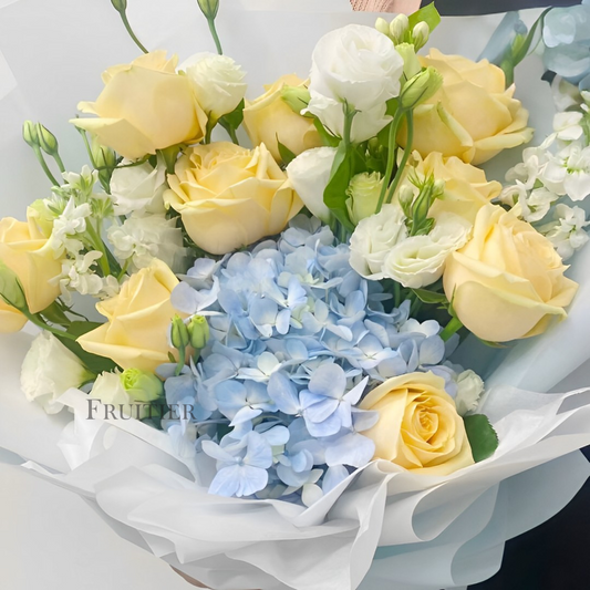 Light yellow champagne rose mixed with hydrangea bouquet