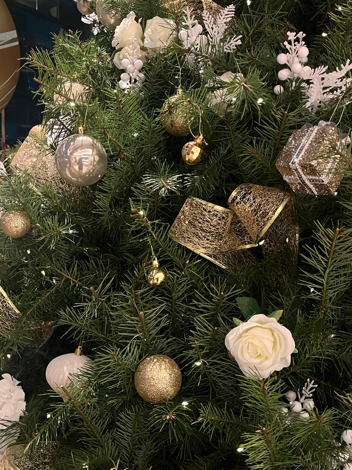 Commercial floral arrangement: Spruce Christmas tree (order: delivery after November 1st)