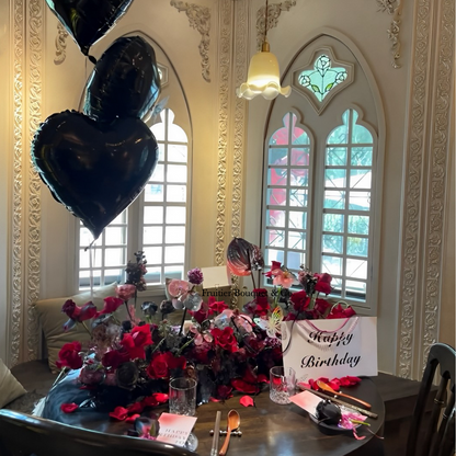 Red and black artificial flowers/flower table flower arrangement