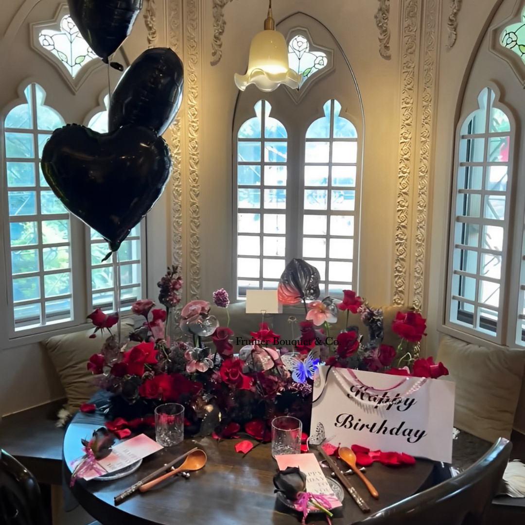 Red and black artificial flowers/flower table flower arrangement