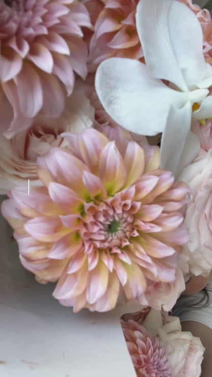 大麗花系列 - Peachy Hand-Tied Bouquet